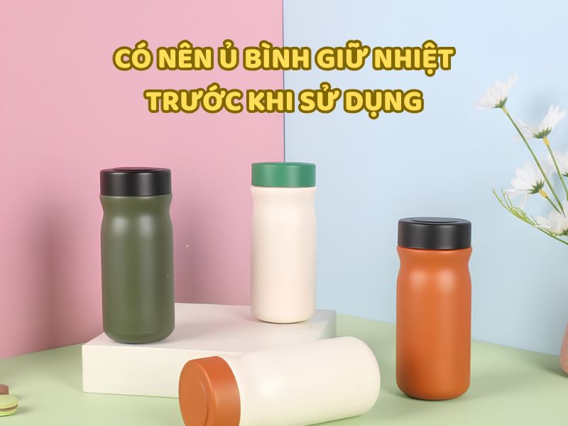 Hình ảnh nhiều mẫu bình giữ nhiệt với kiểu dáng và màu sắc khác nhau, kèm nội dung hướng dẫn về việc ủ bình trước khi sử dụng.