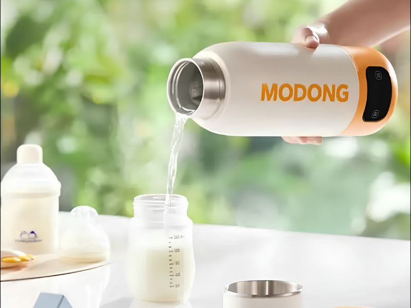 Bình giữ nhiệt đang rót nước nóng