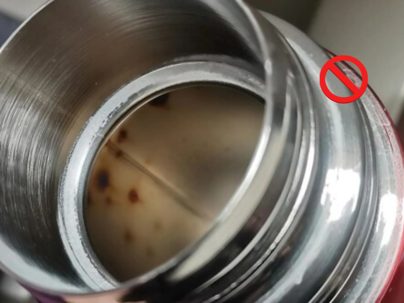 Dấu hiệu ly giữ nhiệt bị hỏng có thể xuất hiện khi ly không còn giữ nóng lạnh tốt hoặc nắp không còn kín như ban đầu.