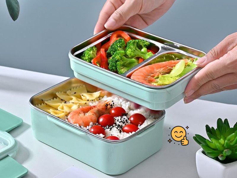 Hướng dẫn cách sắp xếp thức ăn trong hộp cơm giữ nhiệt với cách chia cơm, món mặn, rau và món nước hợp lý.