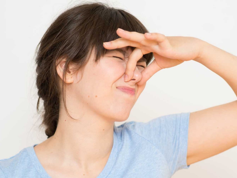 Hộp cơm giữ nhiệt mới mua có mùi phải làm sao là thắc mắc phổ biến khi sản phẩm còn mùi từ quá trình sản xuất và đóng gói.