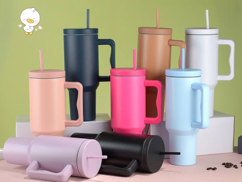So sánh ly giữ nhiệt có tay cầm và không tay cầm về thiết kế, tính tiện lợi và trải nghiệm sử dụng trong từng hoàn cảnh.