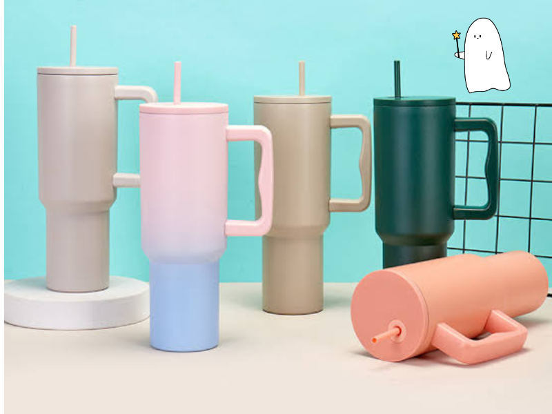 Ly giữ nhiệt có tay cầm và không tay cầm được thiết kế với nhiều dung tích, màu sắc và chất liệu, phù hợp cho nhiều đối tượng.