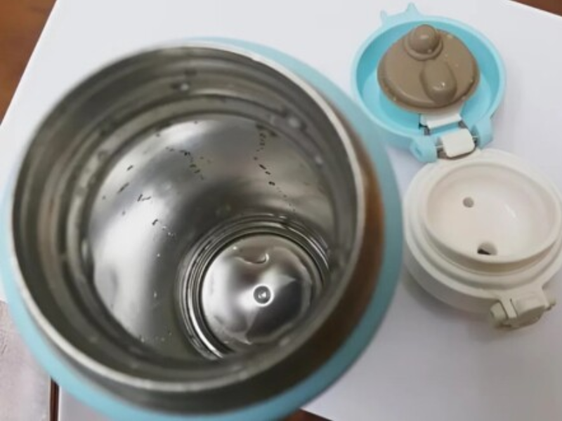 Khám phá ly giữ nhiệt mới mua cần làm gì để loại bỏ mùi mới, làm sạch bụi bẩn và giúp ly sẵn sàng cho lần sử dụng đầu tiên.