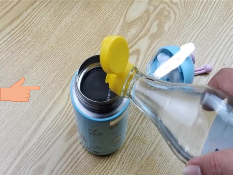 Ly giữ nhiệt mới mua cần làm gì là câu hỏi nhiều người quan tâm. Tìm hiểu cách vệ sinh và kiểm tra ly đúng cách trước khi dùng.