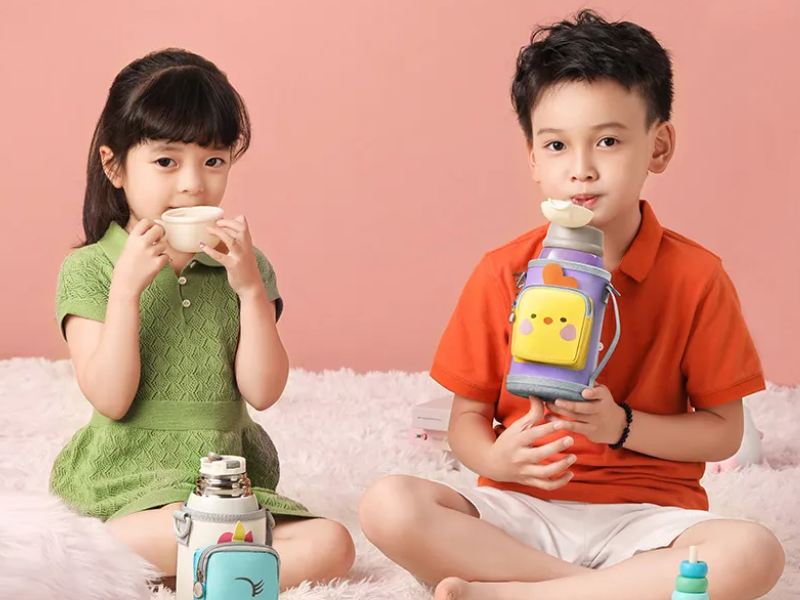 Ly giữ nhiệt mới mua cần làm gì là câu hỏi được nhiều người quan tâm trước khi sử dụng để đảm bảo vệ sinh và an toàn.