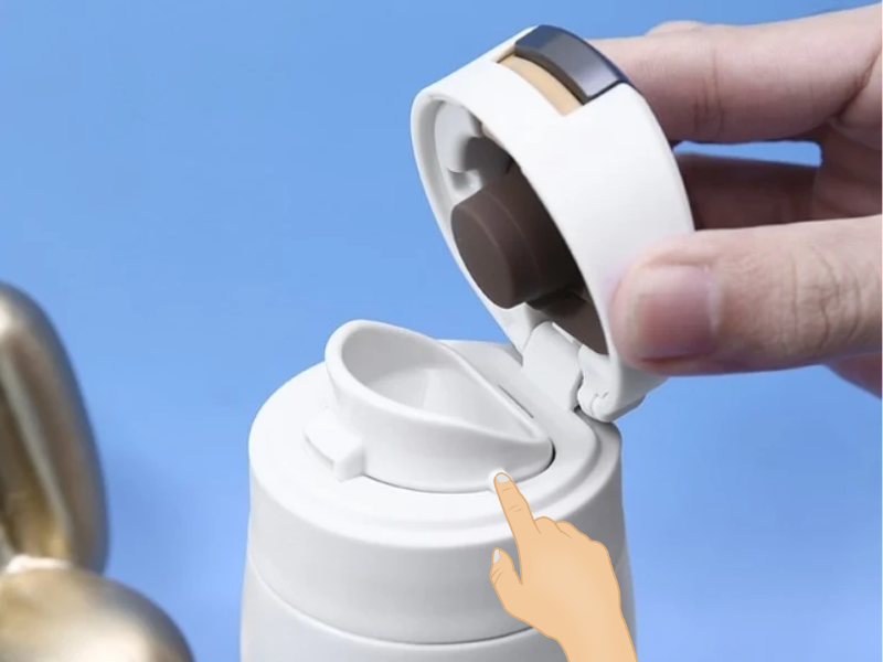 Ly giữ nhiệt mới mua cần làm gì để sử dụng an toàn? Hãy vệ sinh kỹ, kiểm tra nắp và ron trước khi đựng đồ uống.