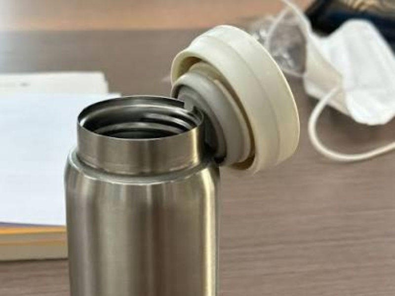 Khám phá ly giữ nhiệt mới mua cần làm gì để hạn chế mùi mới, loại bỏ cặn bẩn và giữ hương vị đồ uống thơm ngon hơn.