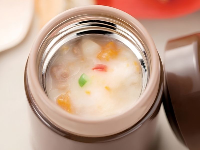 Cháo nóng được đựng trong bình giữ nhiệt