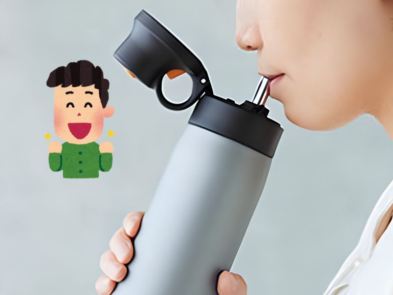 Hình ảnh so sánh thiết kế giữa bình giữ nhiệt có ống hút và bình giữ nhiệt không ống hút
