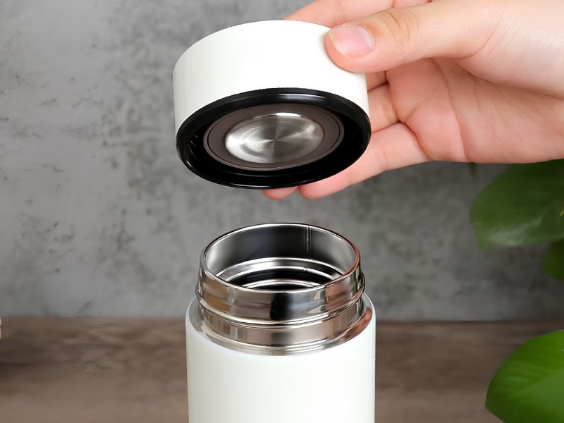 Hình ảnh phần nắp và gioăng của bình giữ nhiệt, minh họa cấu tạo giúp tạo độ kín khi đóng nắp.