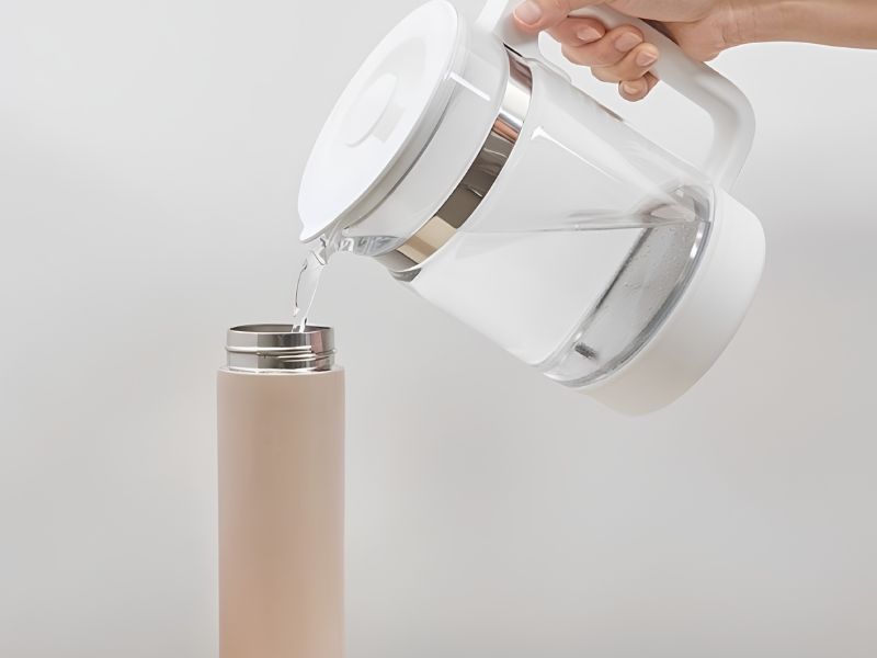 Hình ảnh cận cảnh phần miệng và nắp bình giữ nhiệt, minh họa vị trí tiếp xúc giữa nắp và thân bình. ảnh hưởng đến khả năng giữ nhiệt