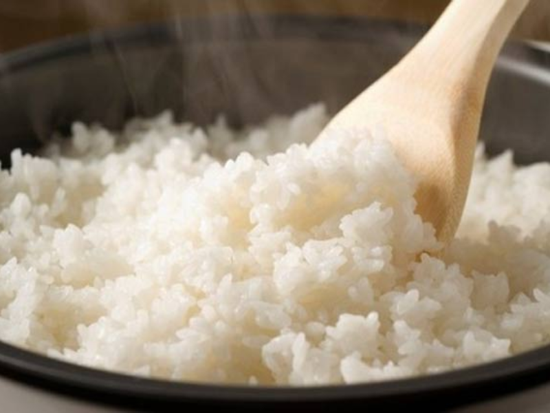 hop-com-giu-nhiet-dung-com-duoc-bao-lau