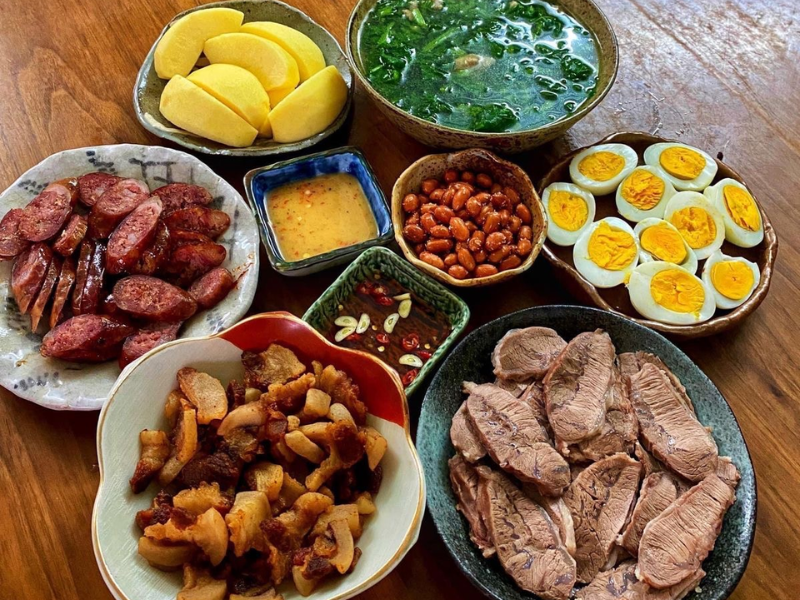hop-com-giu-nhiet-co-dung-hai-san-duoc-khong