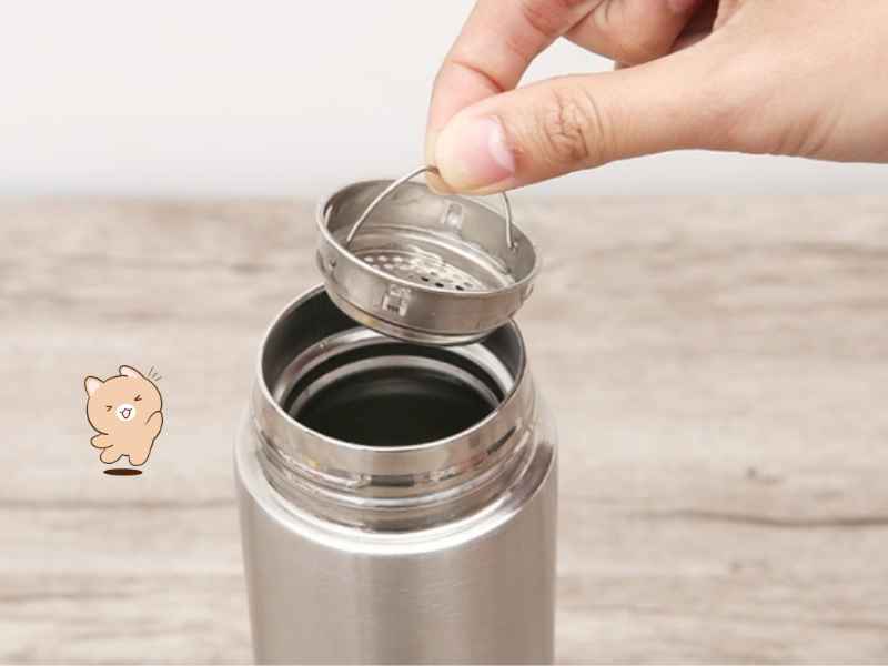 Tráng nước nóng trước khi sử dụng ly giữ nhiệt có thể giúp làm ấm thành ly, hạn chế thất thoát nhiệt khi rót đồ uống nóng vào bên trong