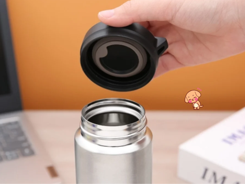 Tráng ly giữ nhiệt bằng nước nóng trước khi sử dụng là một mẹo đơn giản giúp thành ly được làm ấm và hỗ trợ duy trì nhiệt độ đồ uống