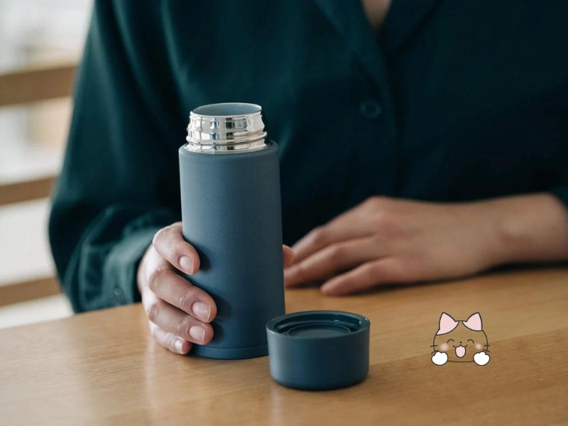 Làm ấm ly trước khi đựng đồ nóng và làm lạnh ly trước khi đựng đồ lạnh là mẹo đơn giản giúp hỗ trợ khả năng duy trì nhiệt độ của đồ uống