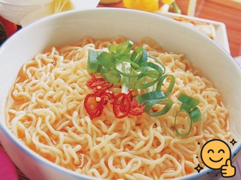 Đựng mì trong hộp cơm giữ nhiệt là lựa chọn tiện lợi cho bữa trưa mang đi làm hoặc đi học.