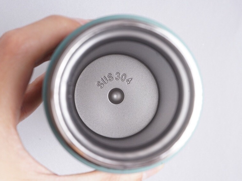 Ly giữ nhiệt inox 304 hoặc inox 316 không chứa BPA trong phần thân bằng thép không gỉ. Phần nhựa đi kèm cần được xem xét riêng theo công bố của nhà sản xuất