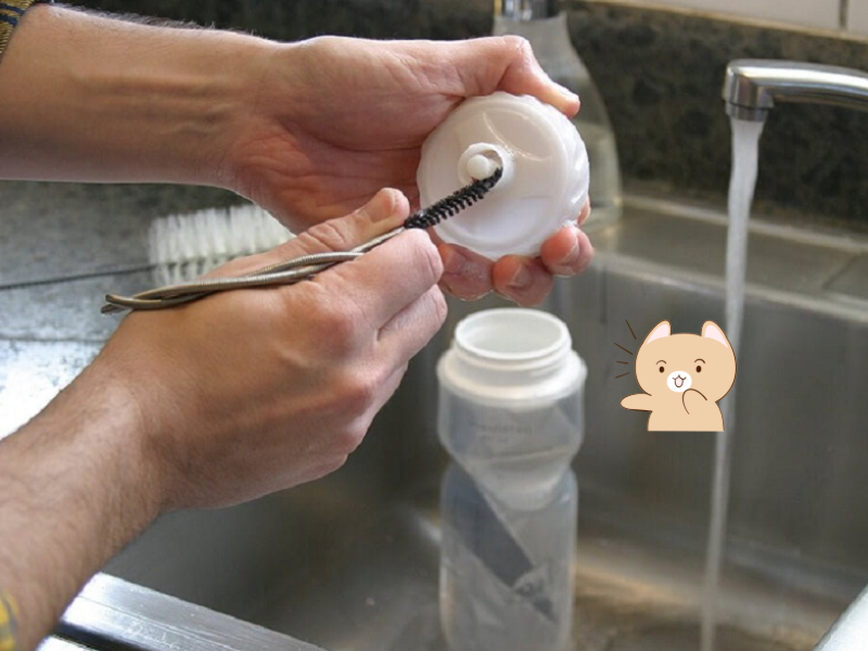 Không tráng ấm ly trước khi đựng đồ nóng là một trong những sai lầm thường gặp, khiến ly phải hấp thụ nhiệt từ đồ uống và làm giảm hiệu quả giữ nóng