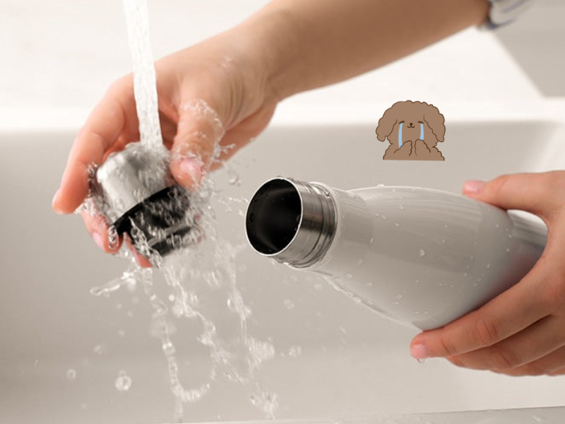 Không đóng kín nắp sau khi rót đồ uống là sai lầm khiến nhiệt dễ thoát ra ngoài. Hãy sử dụng nắp đúng cách để hỗ trợ duy trì nhiệt độ lâu hơn