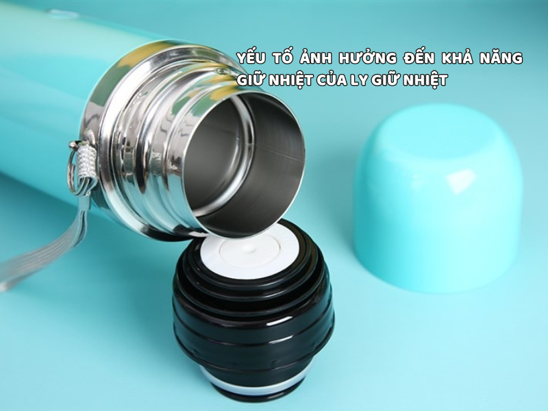 Những yếu tố ảnh hưởng đến khả năng giữ nhiệt của ly giữ nhiệt gồm chất liệu, cấu tạo thành ly, lớp chân không, phần nắp và cách sử dụng trong thực tế